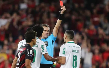 Cầu thủ Brazil nhận thẻ đỏ vì đá quả bóng từ khán đài rơi xuống