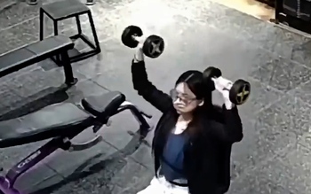 Người đẹp đi tập gym bị PT nhắc nhở vì luộm thuộm