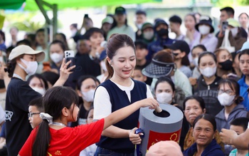 Hương Tràm trao tặng 1.000 phao cứu sinh khi trở về Nghệ An ghi hình 'Mái ấm gia đình Việt'