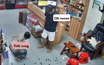 Ông bố lươn lẹo đổ lỗi cho con gái khi làm đổ thức ăn ra sàn