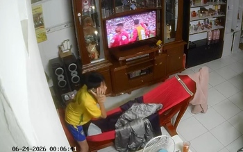 Bé trai lấy điện thoại gọi Messi và Mbappe khi Ronaldo ghi bàn