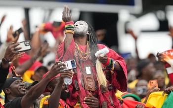 CĐV Ghana nổi tiếng sau màn tung bột 'yểm bùa' tuyển Anh