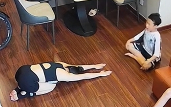 Thấy mẹ tập yoga, con trai liền có hành động muốn được làm 'hoàng thượng'