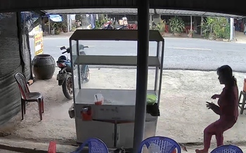 Chủ quán nghỉ bán sớm khi 'cái tủ được gió đẩy vào nhà'