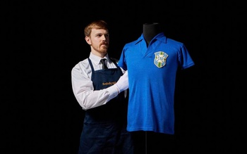 Chiếc áo lịch sử World Cup của Pele đấu giá được tiền 'khủng'
