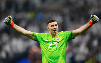 Chi tiết lạ trên ngón tay gãy của thủ môn Argentina ở chung kết World Cup