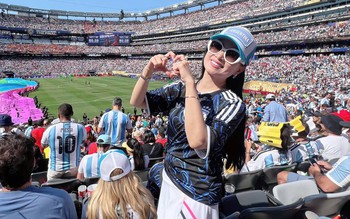 Chồng tỉ phú săn vé phút chót cho Hà Phương xem chung kết World Cup