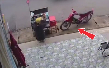 Chàng trai hú hồn khi xe máy không người lái tông sập quầy