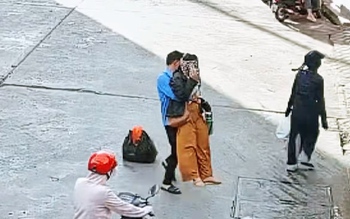 Chàng trai bế cô gái vào lề đường vì cản trở giao thông