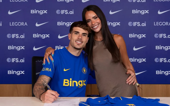 Tân binh Chelsea có bạn gái xinh đẹp và nổi tiếng hơn cả mình