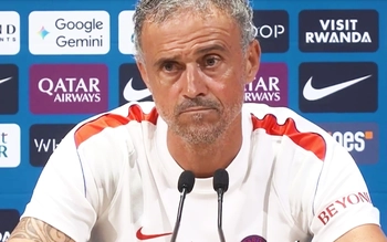 Bị hỏi đội hình PSG, HLV Enrique đẩy ‘trách nhiệm’ cho... bà xã