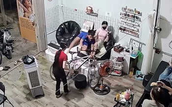 Bé trai phóng xe đạp vào tiệm nail nhanh như một cơn gió