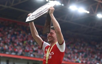 Declan Rice gặp sự cố đau mà vui khi ăn mừng Siêu cúp Anh