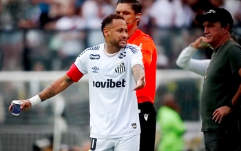 Neymar là ‘nạn nhân’ đầu tiên của luật mới dành cho... thủ môn