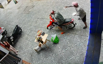 Hai thanh niên giật đồ cúng cô hồn siêu 'văn minh'