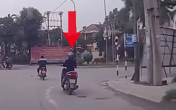 Nữ ninja gặp nạn vì chạy xe máy kiểu 'dương đông kích tây'