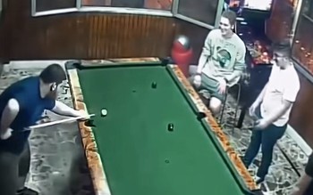 Chàng trai dọn bàn theo phong cách 'bida rùa'