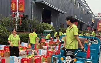 Nhân viên phải dùng xe ba gác chở quà Trung thu về