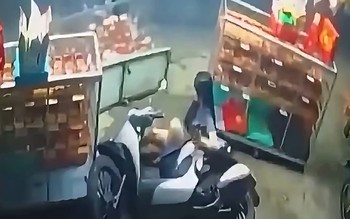 Cô gái ngẩn ngơ vì gặp kiếp khi bán bánh Trung thu