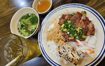 Rưới mỡ hành lên cơm tấm hay miếng sườn?