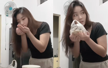 Con gái trổ tài nấu cơm cho mẹ ăn nhưng kết quả lạ lắm