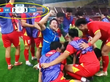 Bảng tỉ số ‘đi lạc’, cổ động viên U22 Việt Nam thoáng thót tim