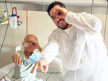 Sao Man City mang bất ngờ đến cho bệnh nhi ung thư