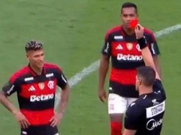 Cầu thủ phạm lỗi ở hiệp 1 đến hiệp 2 mới bị đuổi ở Siêu cúp Brazil