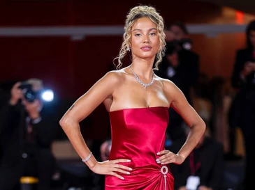 Tình cũ Van der Wiel bác tin đồn ‘bẫy con’ Mbappe