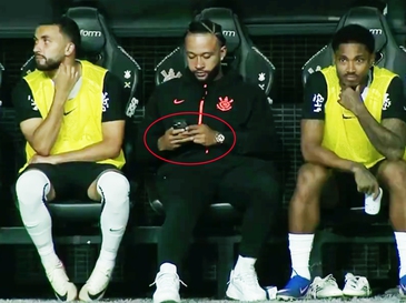 Rời sân vì đau, Depay gây bão với chiếc điện thoại