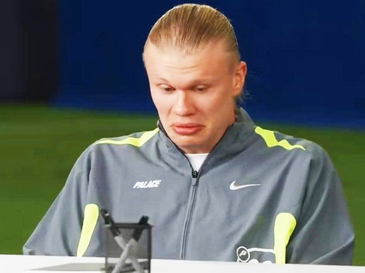 Biểu cảm hài hước của Haaland khi chạm mặt CĐV Man Utd