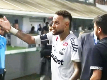 Bị la ó, Neymar quay sang ‘bật’ luôn CĐV nhà