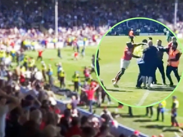 Cầu thủ Anh ăn mừng rồi… đấm luôn cổ động viên