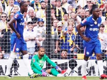 Thủ môn Chelsea bị tố nằm sân ‘câu giờ’ để đồng đội nghe chỉ đạo