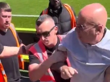 Thực hư chuyện CĐV Anh bị đuổi khỏi sân vì ăn bánh mì kẹp thịt