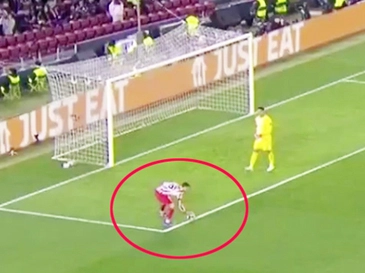 Dậy sóng vì cú bắt bóng trong vòng cấm Atletico Madrid của Pubill