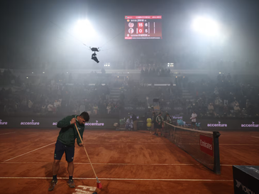 Italian Open phải dừng trận vì khói pháo hoa bóng đá