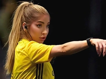 Nữ trọng tài từng bắt Chelsea - Liverpool bị ‘chê’ vì ngoại hình... quá nổi bật