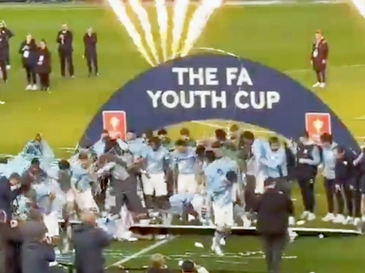 U18 Man City mừng vô địch đến sập pa nô bục trao cúp