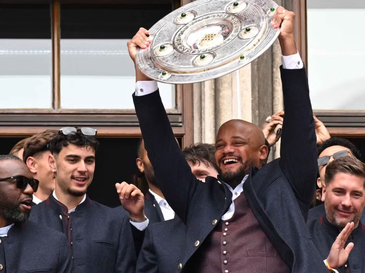 HLV của Bayern Munich đi ăn mừng nhưng để quên cúp vô địch ở trong bếp