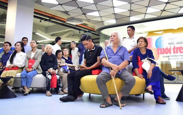 50 bạn đọc lần đầu tham quan tòa soạn báo Tuổi Trẻ