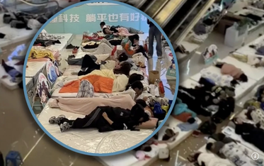 Người đàn ông vô địch cuộc thi nằm thẳng... cẳng