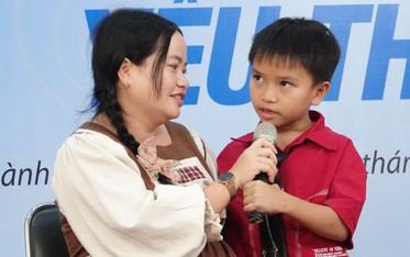 Khán phòng rớt nước mắt khi mẹ lên sân khấu thi kể chuyện cùng con