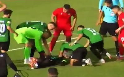 Tuyển thủ Ghana Dwamena gục ngã và qua đời ngay trên sân