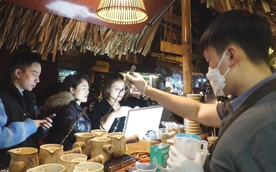 Góc nhìn trưa nay: Giới trẻ xếp hàng uống trà sữa niêu