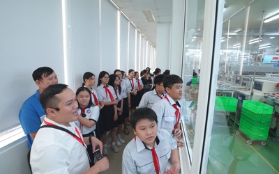Học sinh học được nhiều điều bổ ích từ chuyến tham quan nhà máy mì