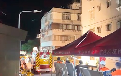 Khoảnh khắc tòa chung cư 5 tầng lún xuống lòng đất