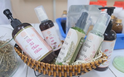 Góc nhìn trưa nay: Học sinh chế tạo dầu gội từ rau càng cua