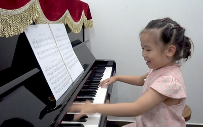 Bé gái 5 tuổi 4 tháng học đàn, giành giải vàng cuộc thi piano toàn quốc