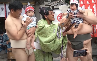 Vì sao năm nào ở Nhật cũng tổ chức lễ hội thi khóc của các đô vật sumo tí hon?